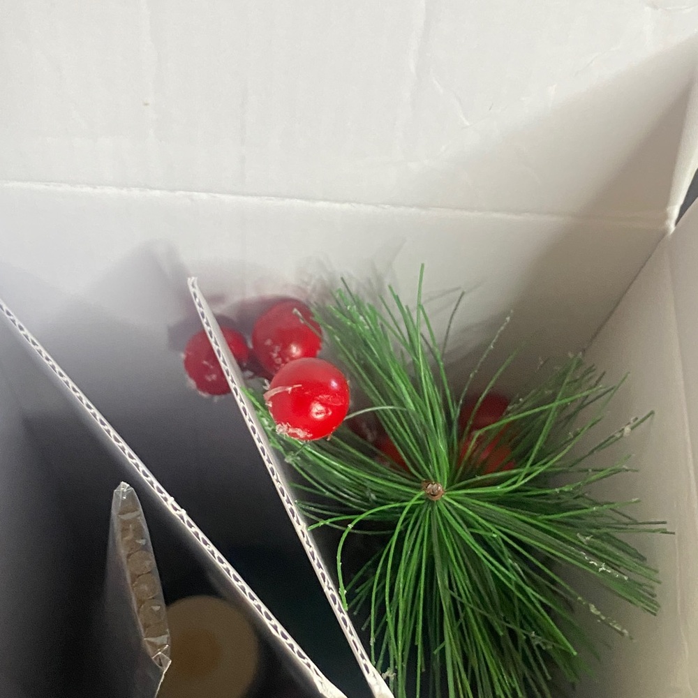 Festive Reed Diffuser with Red Berries - Picture 2 of 5